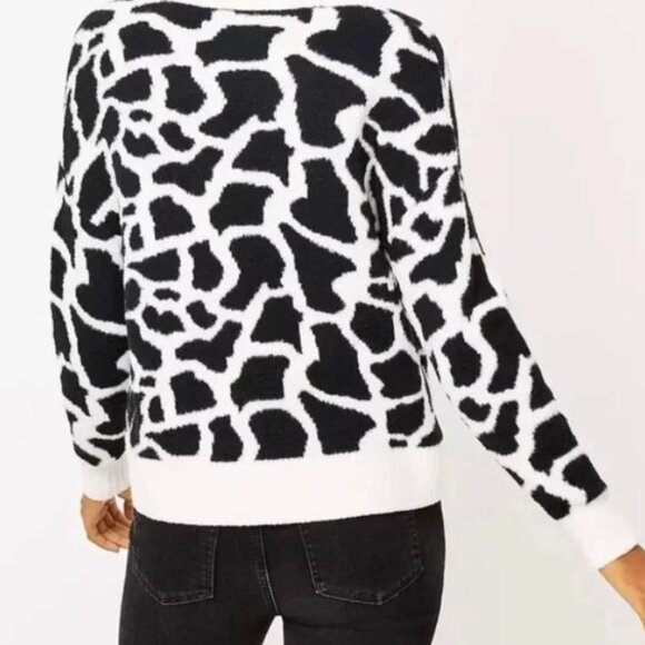 NWOT Ann Taylor LOFT Animal Print V-Neck Long Sleeve Fleece Sweater Size M - Picture 2 of 10
